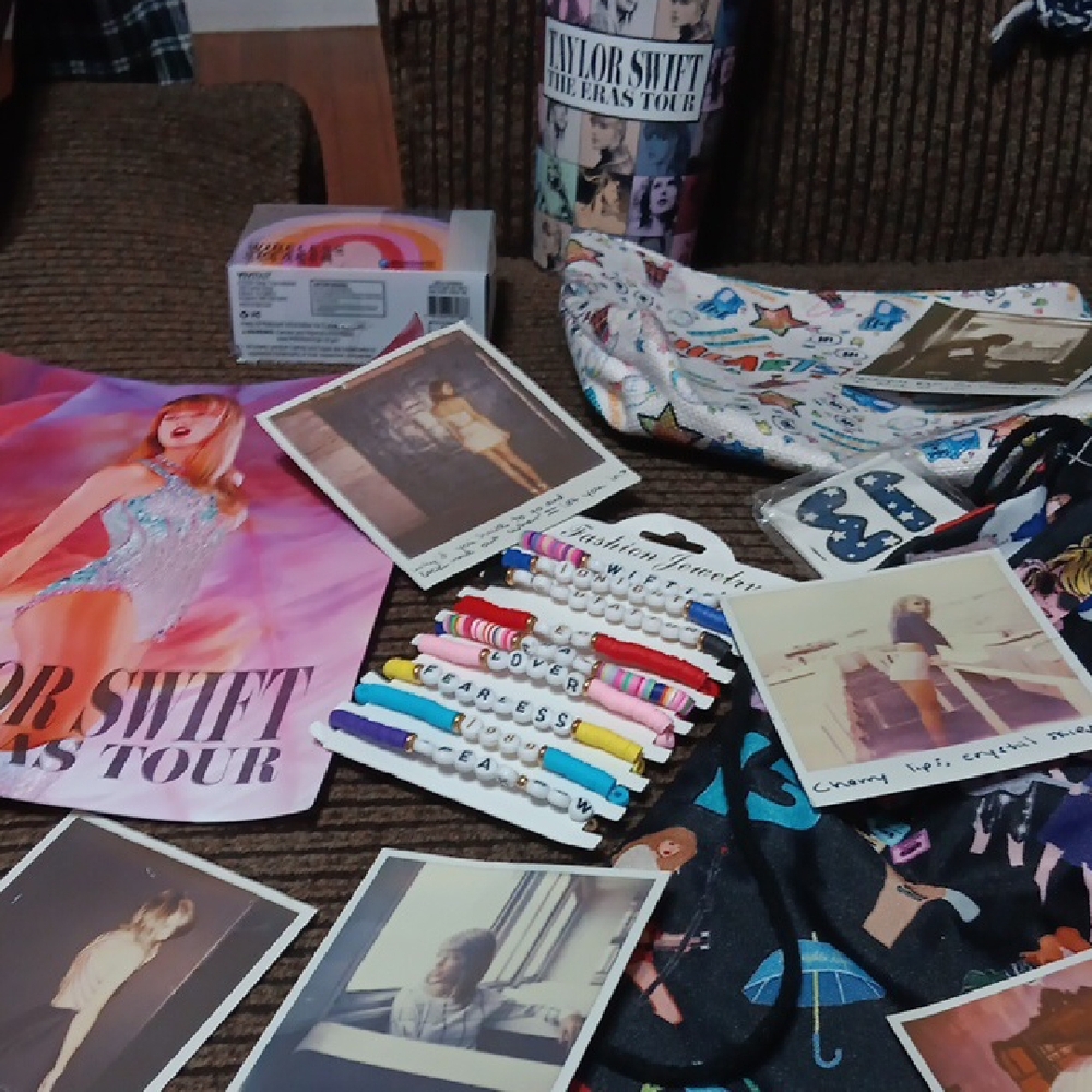 Colorful Taylor Swift Tour Memorabilia Set For a Great Swiftie!!